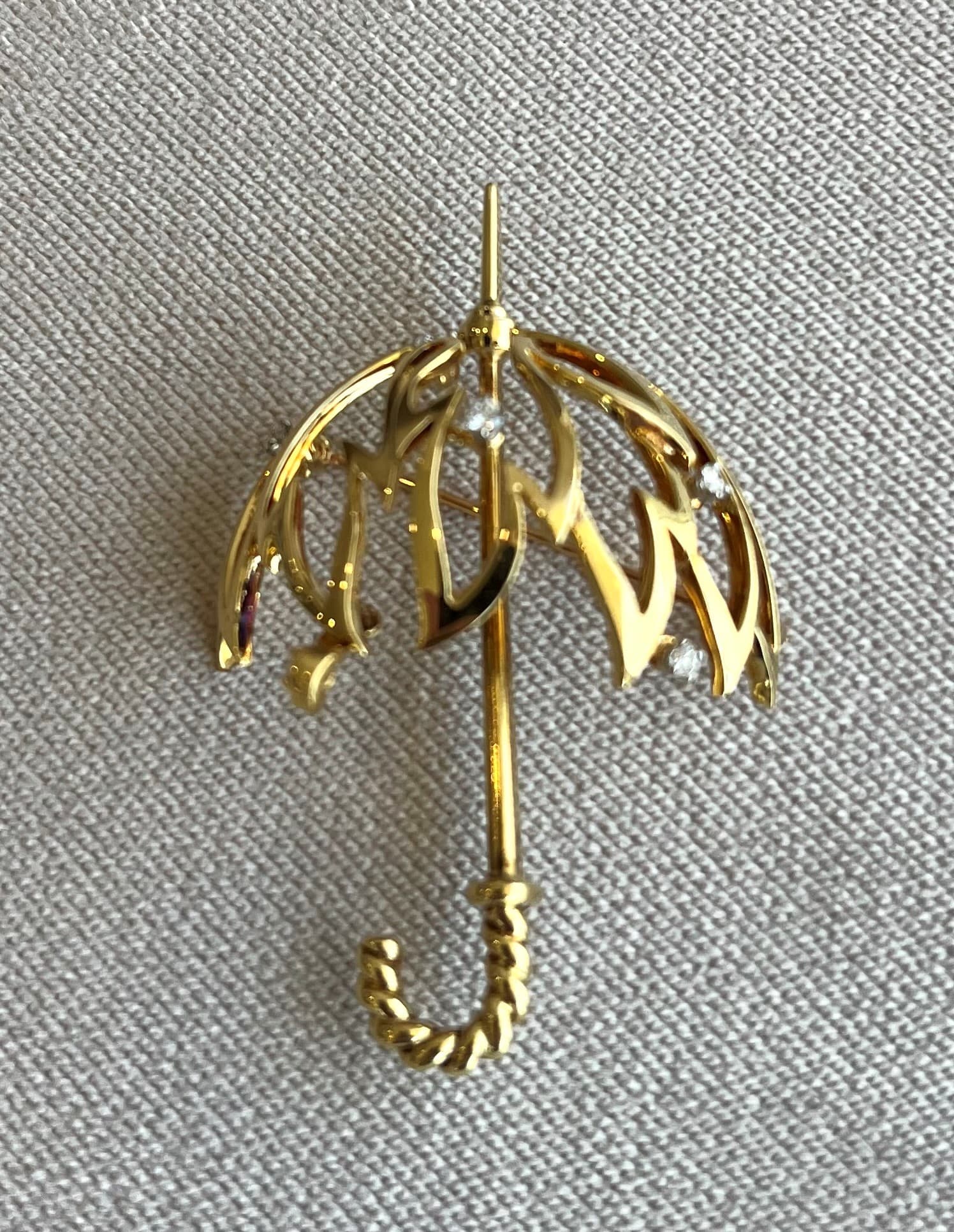 18K Yellow Gold Kurt Wayne Diamond Umbrella Brooch Featuring .25ctw Diamonds, Weighing 13 Grams